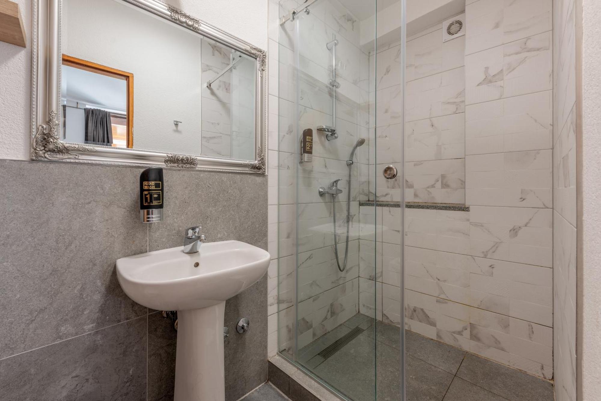 Standard Doppelzimmer mit Terrasse und Poolblick