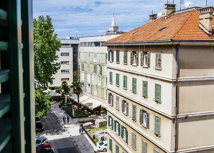Guest house: Riva Palace - Design Rooms
